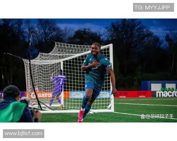 足球明星跨界挑战田径场展现运动魅力与竞技精神的精彩对决